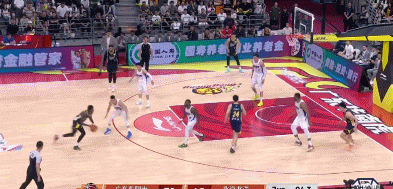 张皓嘉上半场唯一的贡献，一个压哨，一个前板～～其余统统不能看又臭又香，就问你难受