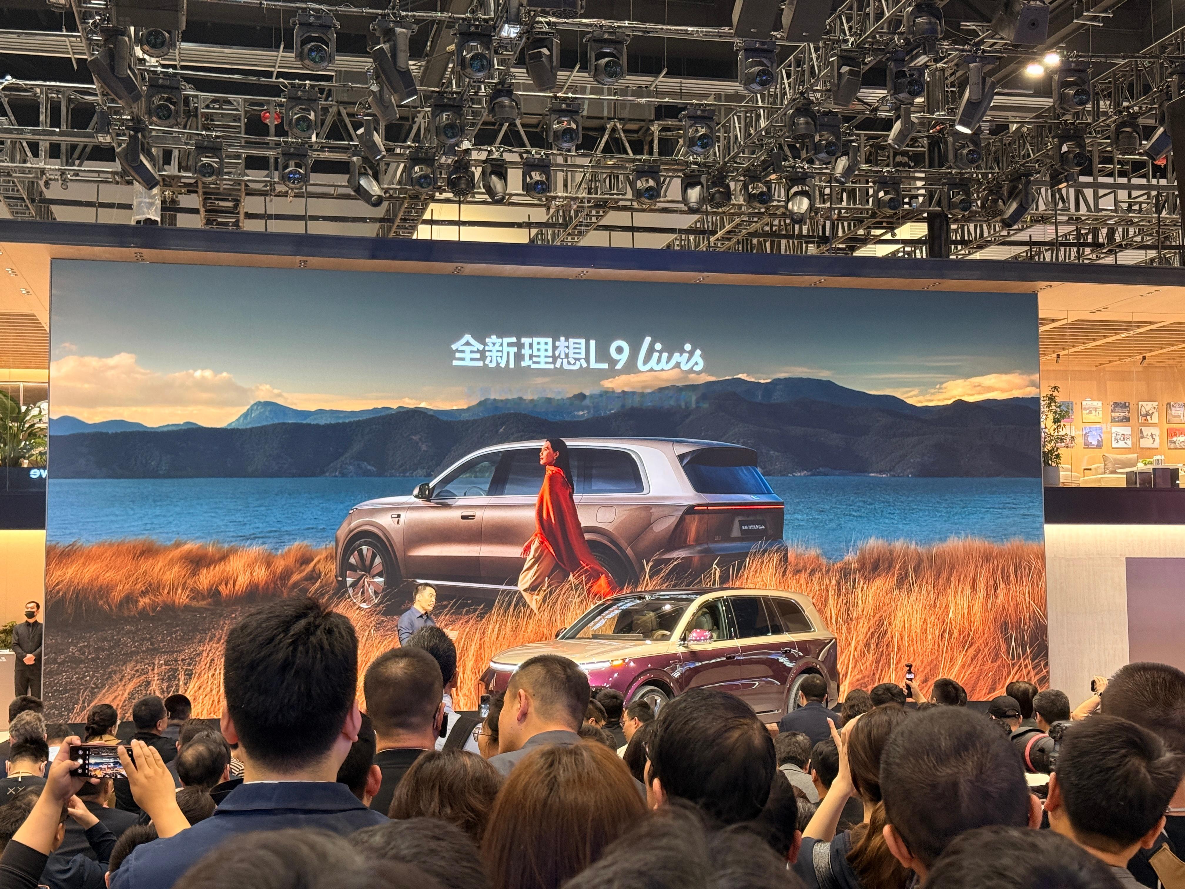 理想L9Livis展台发布会这人真多啊根本拍不到800V主动悬架真有点东西期待一