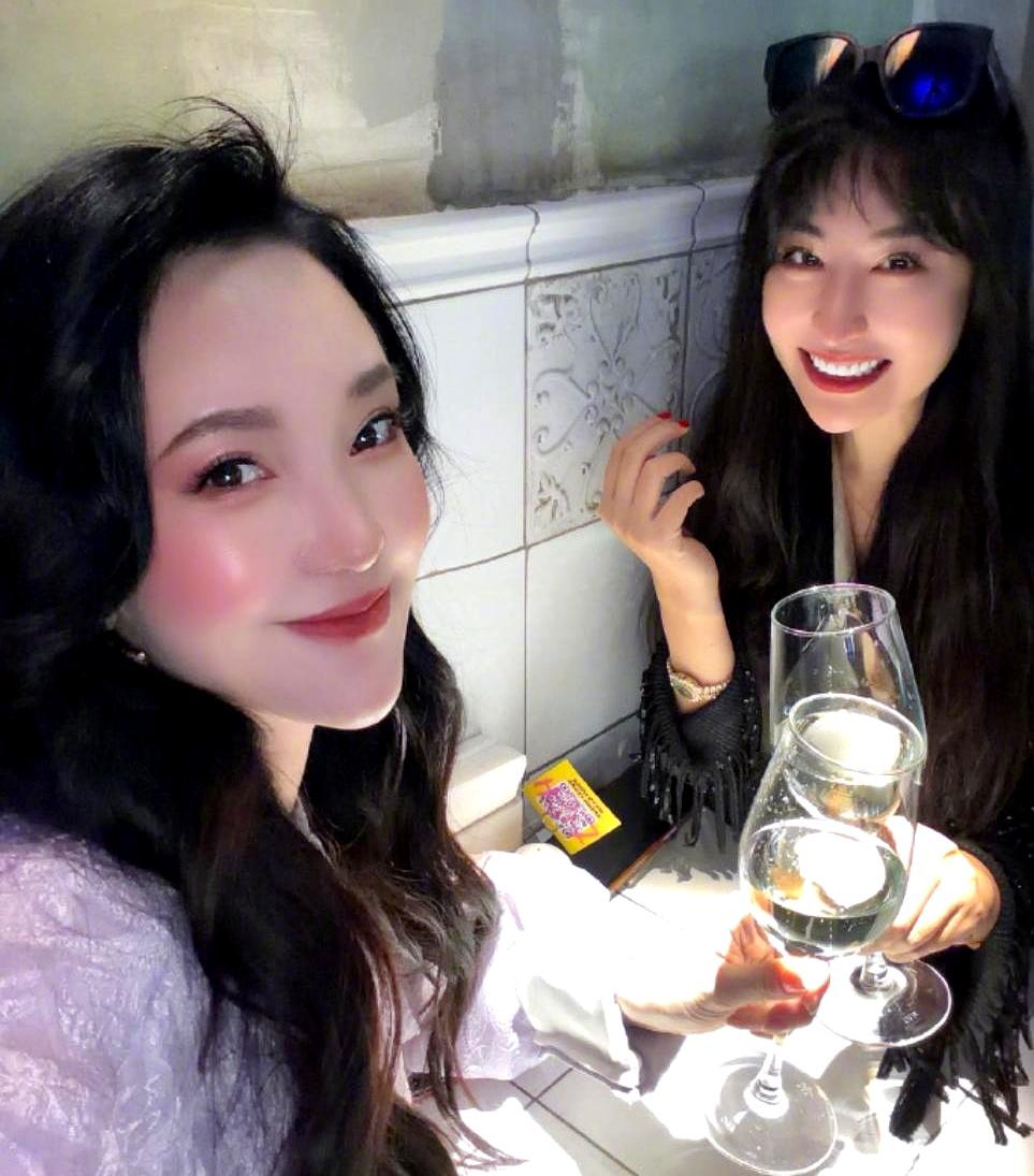 金莎这脸……p得快占整张脸三分之一了？！
 

“那多美啊，抬举我了。”
 

