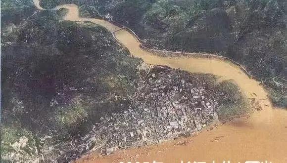 珍贵的航拍照片：2005年，长江水位涨到153米，即将淹没奉节老县城。