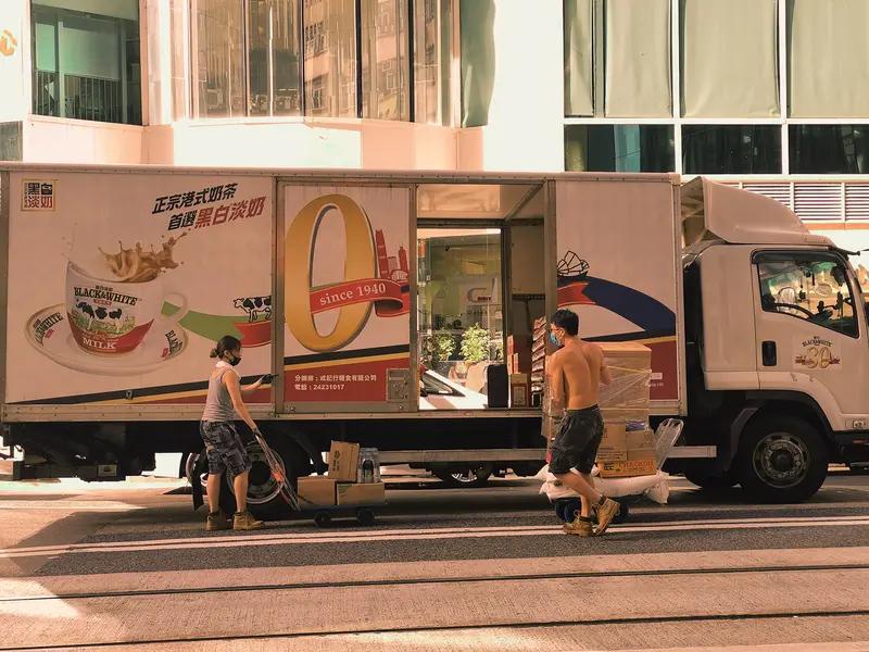 复活节前夕，欧洲闹起“糖果大劫案”！雀巢一辆载着12吨奇巧巧克力棒的货车，从意大