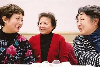 李炳淑 石钟琴 曹雷三位女演员难得聚在一起（2007年）
一个唱京剧的 一个跳芭