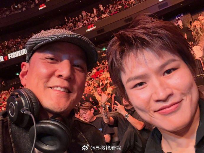 吴彦祖晒与张伟丽合影吴彦祖发文分享澳门UFC观赛经历，难得从剧组抽出一个晚上。他