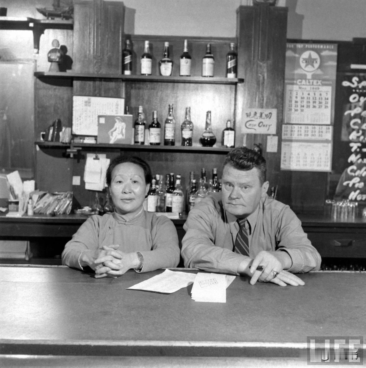 1949 年 5 月 1 日，一家酒吧内（New Ritz Bar），酒吧老板美