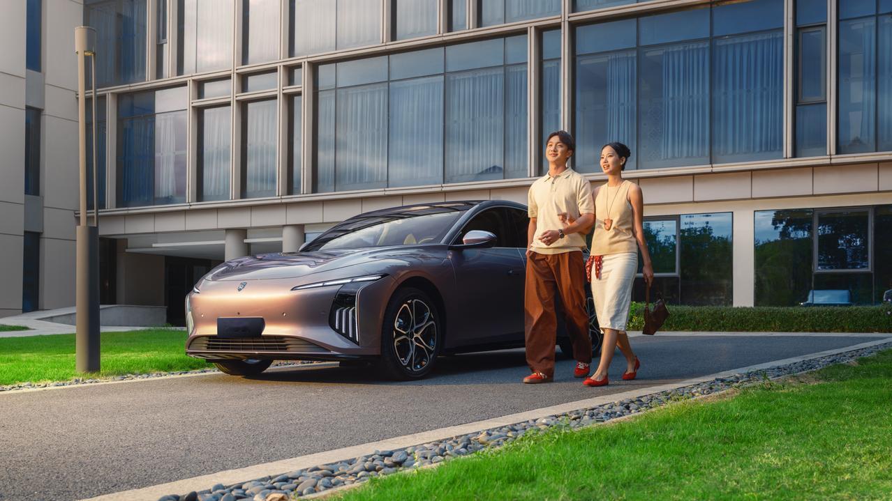 今年的冬天比往年来得更凛冽些，可我的心里却揣着一团暖，因为这个春节，我终于不用再