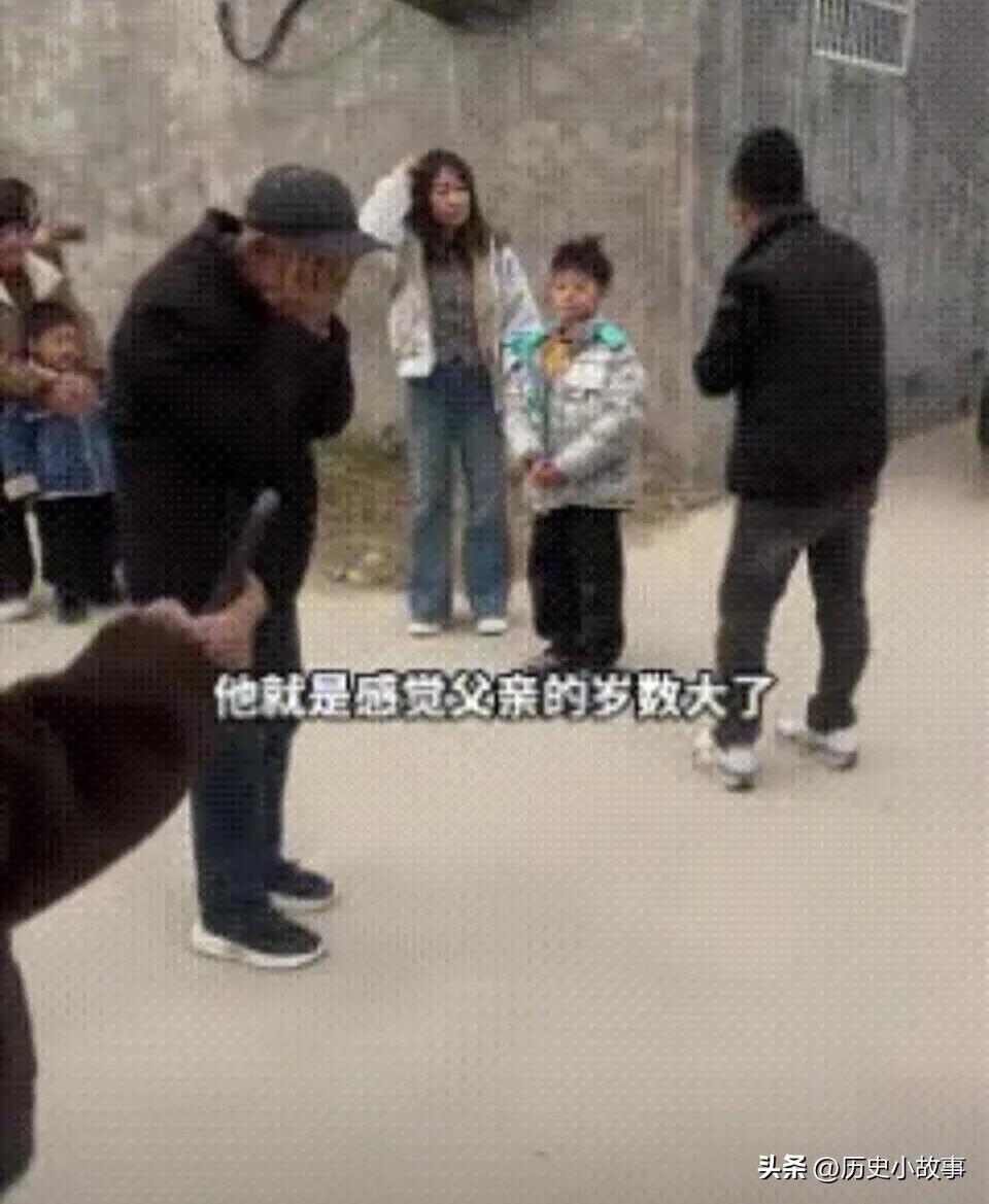 泪目了！1男子过完年，准备带着妻儿外出工作，然而，刚走出院子，他"扑通"一声跪在