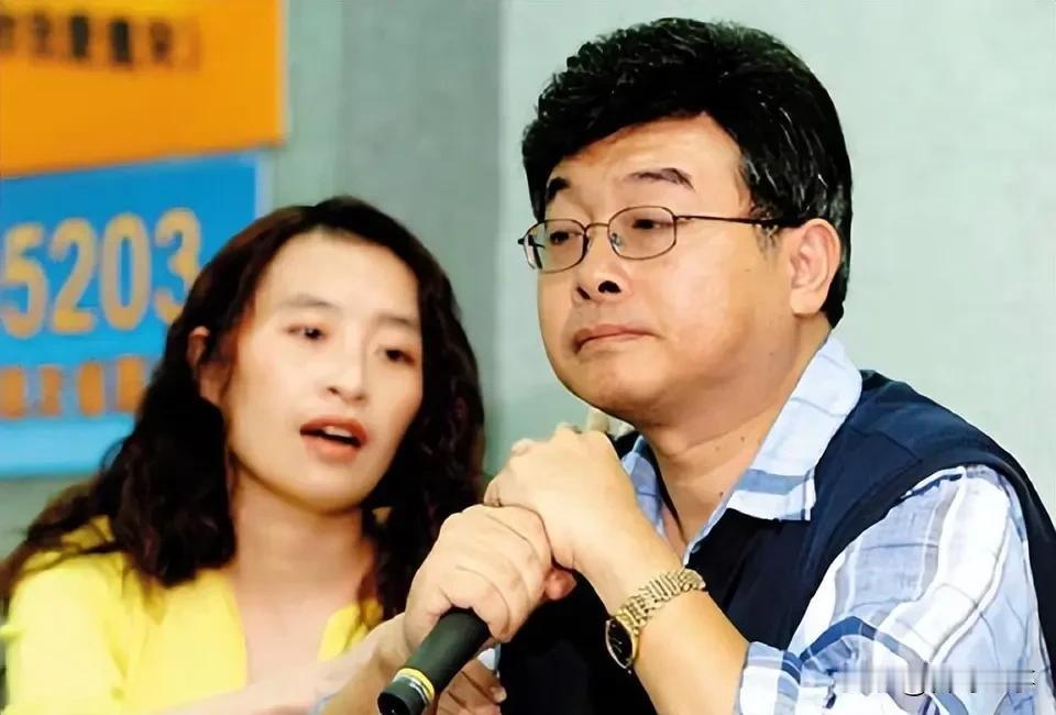 邱毅教授因爱国（中国）言论被迫与妻子谢京睿离婚，随后一身心的奔走在海峡两岸，为早