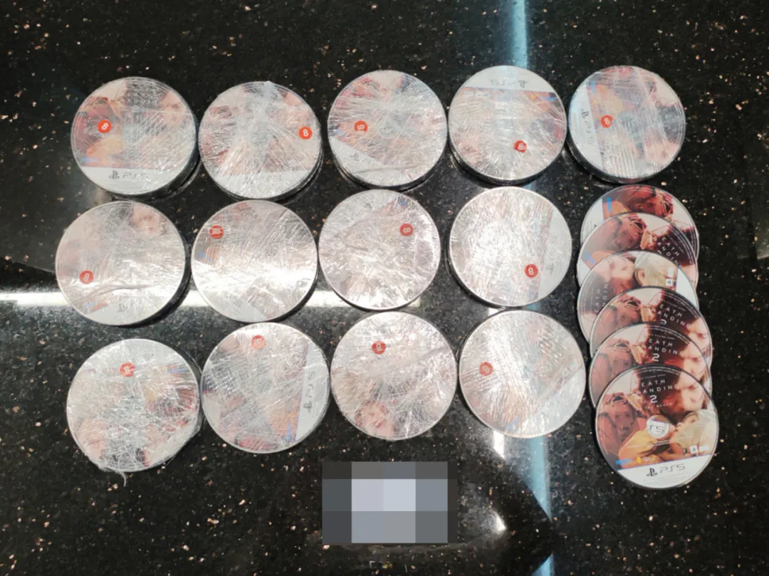 【海关查获一旅客腿绑168张《死亡搁浅2》光盘进境】近日，港珠澳大桥海关查获一旅