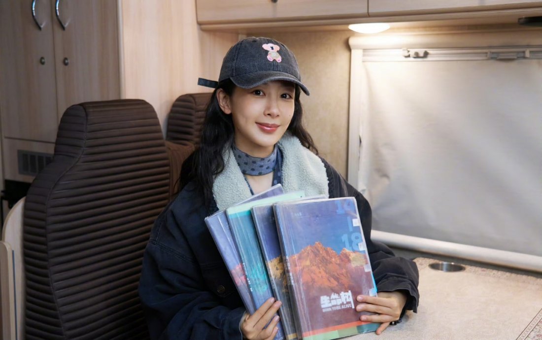 杨紫杀青大吉！在高原上拍戏辛苦了，致敬你的为角色付出与坚持。期待白菊，期待你诠释