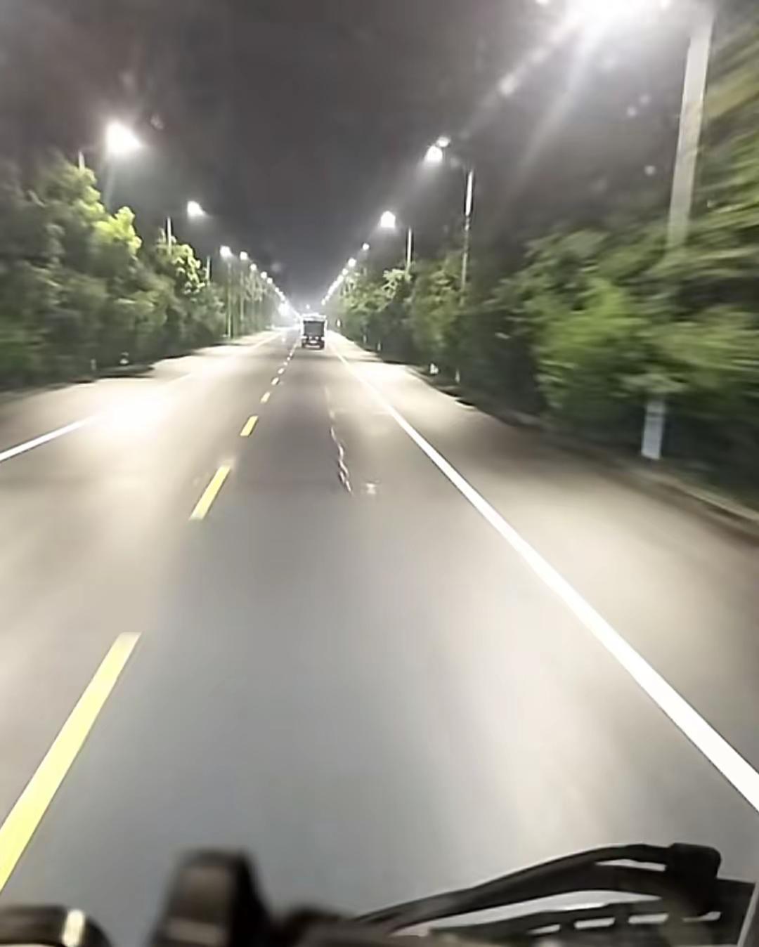 深夜公路骑行，车灯划破寂静，风与自由同频共振 🌙🚗  夜路驰骋