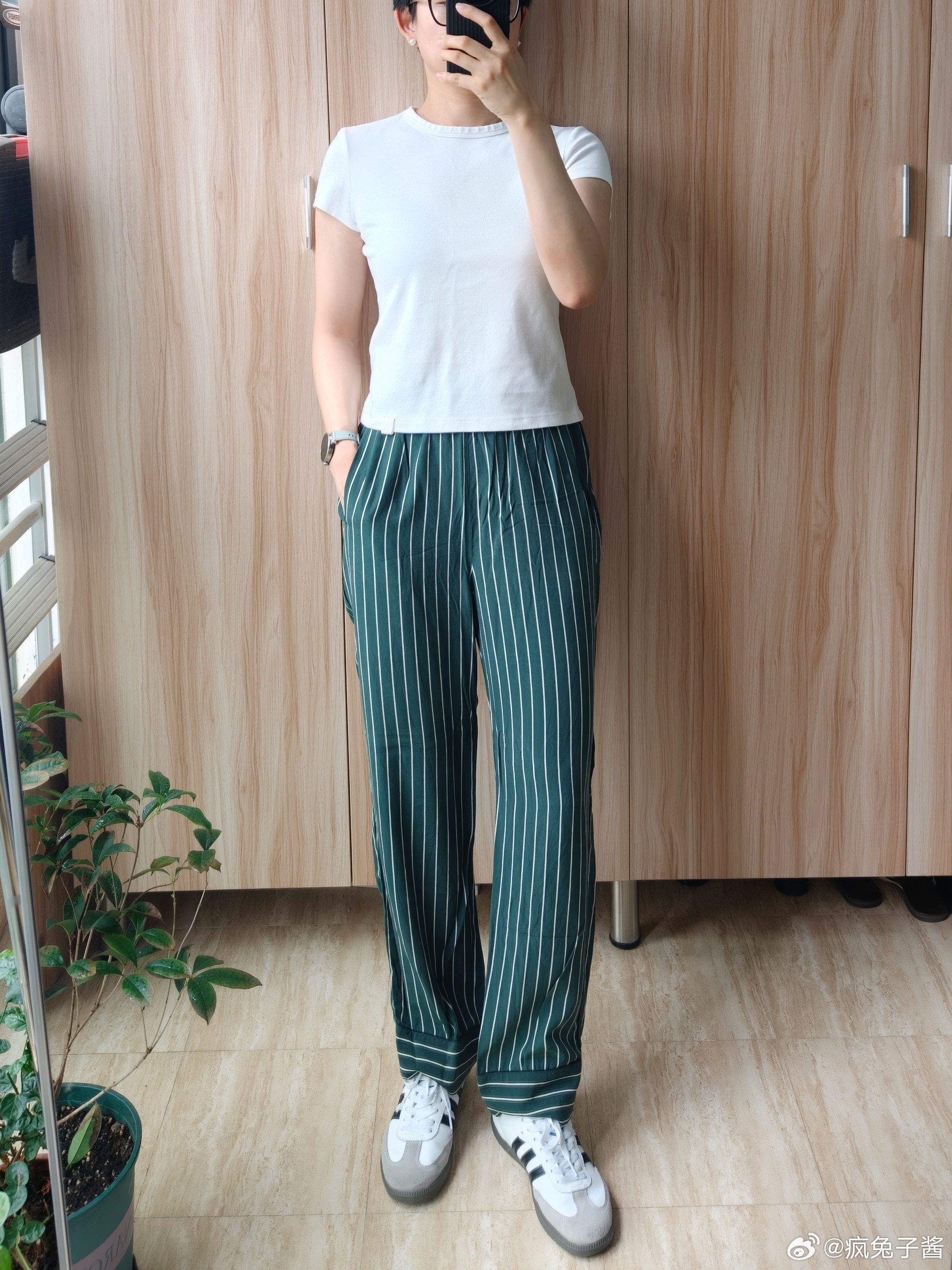 有些衣服穿着就感觉不太对劲，比如这条裤子是时候淘汰它了 