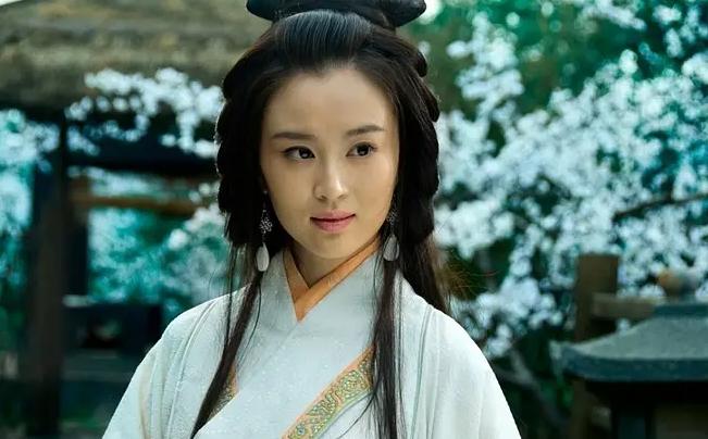 公元200年，孙策被刺身亡，大乔要随他而去，小叔子孙权却拉着她说：“嫂嫂，莫做糊