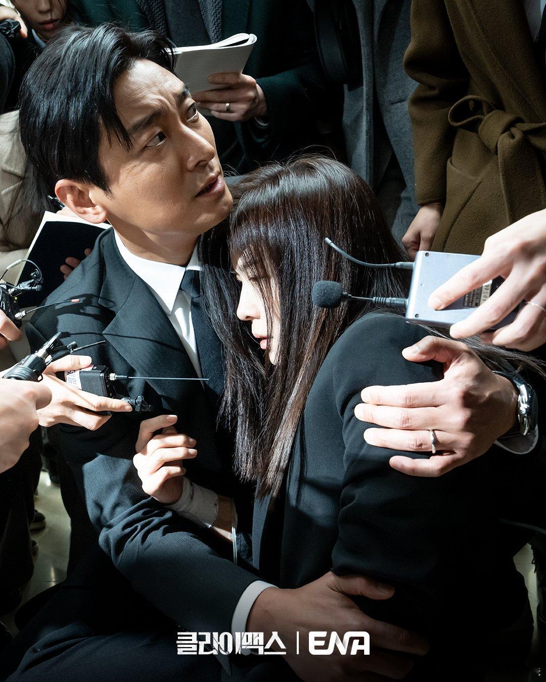 朱智勋河智苑谈首次合作 据台媒，朱智勋和河智苑谈在《权欲之巅》首次合作，朱智勋表