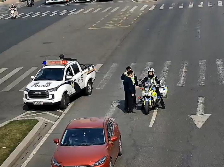 幼童高烧惊厥急需就医，济南街头再现“狂飙”救援！3月22日，市民李先生和妻子专程