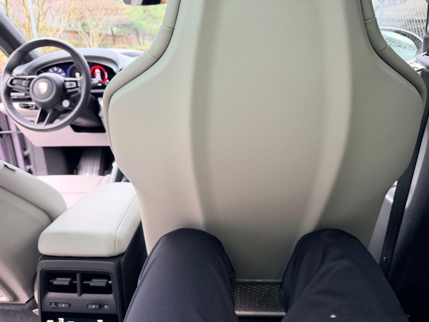 Macan EV Turbo这个后排，可以说是灾难了。空间小，靠背陡，坐垫短。明