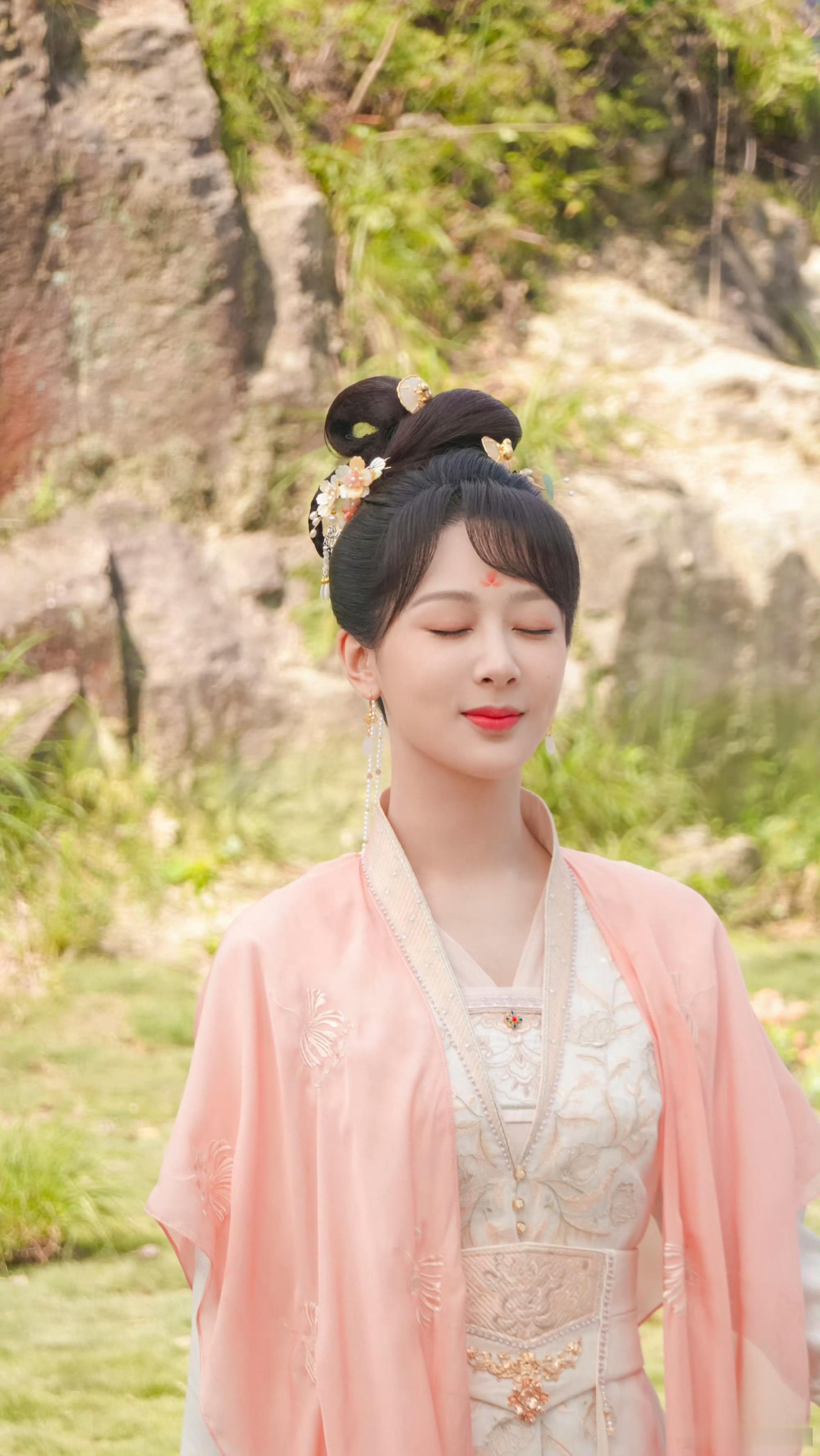 #杨紫翩翩公子# 杨紫工作室出图啦，是翩翩公子也是窈窕佳人好美啊 ​ ​​​