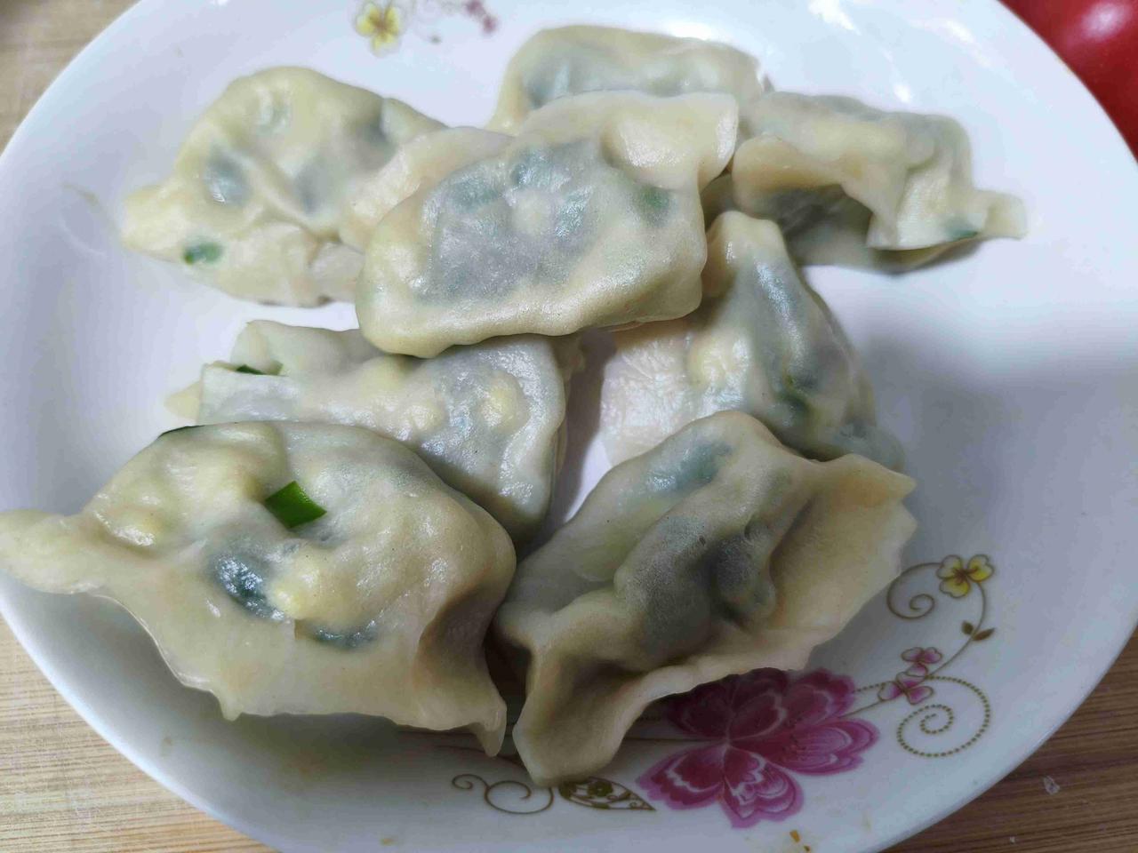 昨天早市韭菜便宜，3块钱买了一大包，昨天没有吃完。今天包韭菜鸡蛋馅饺子。

春天