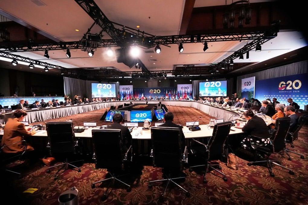 G20刚开完，美国财长贝森特就当众摊牌：中国，你怎么敢不配合！这场北卡阿什维尔的