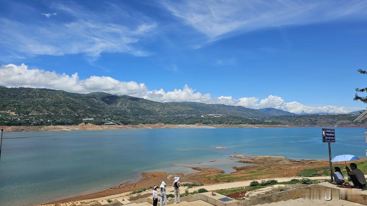 前两天水位降了一点这几天有涨了一点，基本上变化不是很大，应该还没有正式蓄水，蓄水