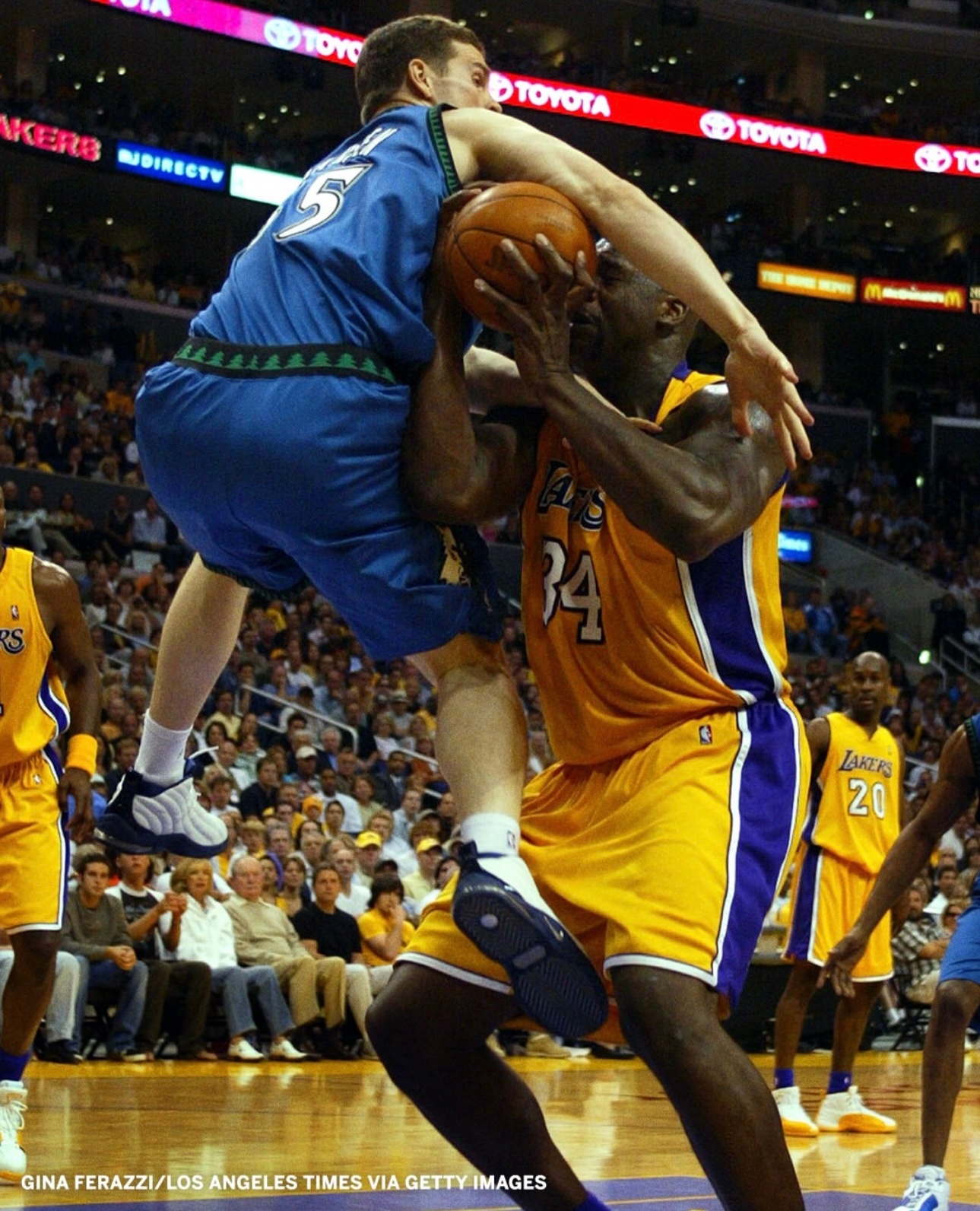 篮天下 “疯狗”马克·马德森 vs“大鲨鱼”奥尼尔。Images via nba