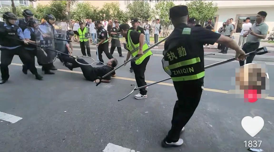 武大前天食堂发生事情后，武汉其它高校也紧张起来，武汉理工大学组织保卫人员开展演习