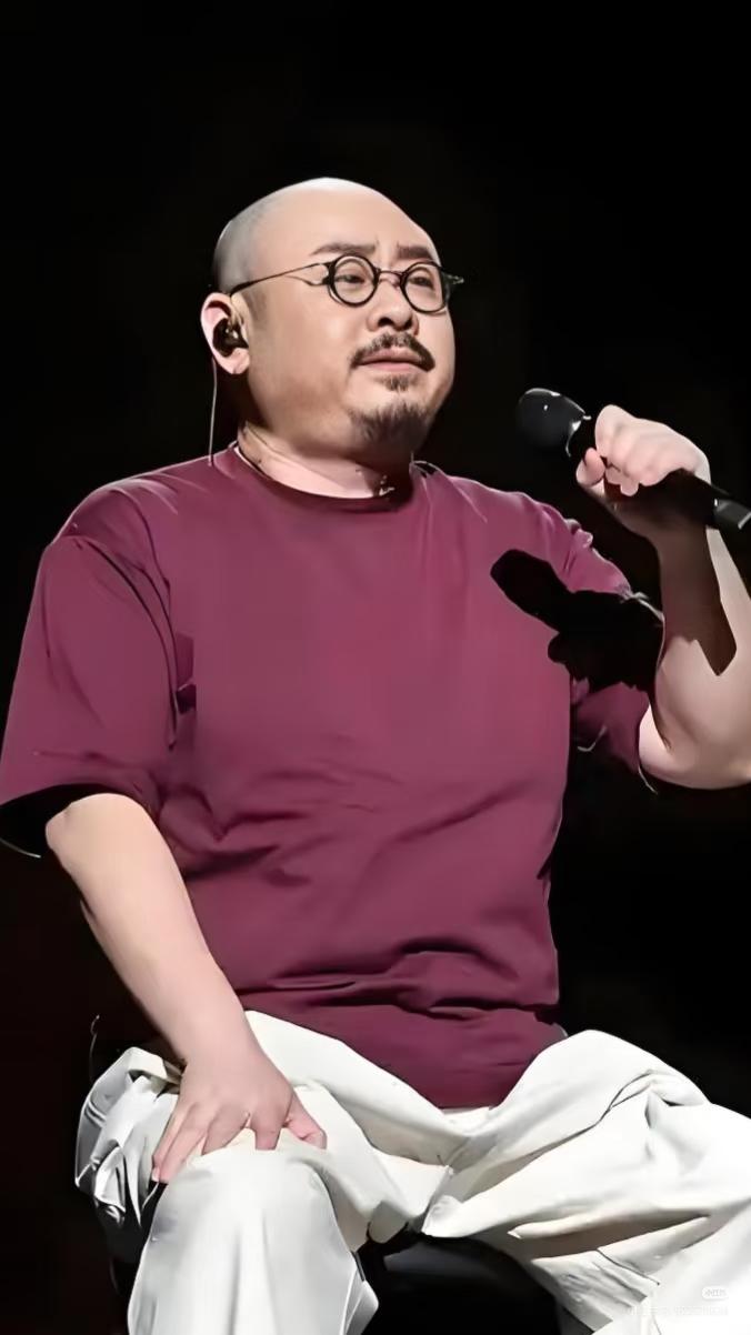 以后可能看不了刀郎icon演唱会了！
不是唱得不好，
而是他实在有些奇怪。

5
