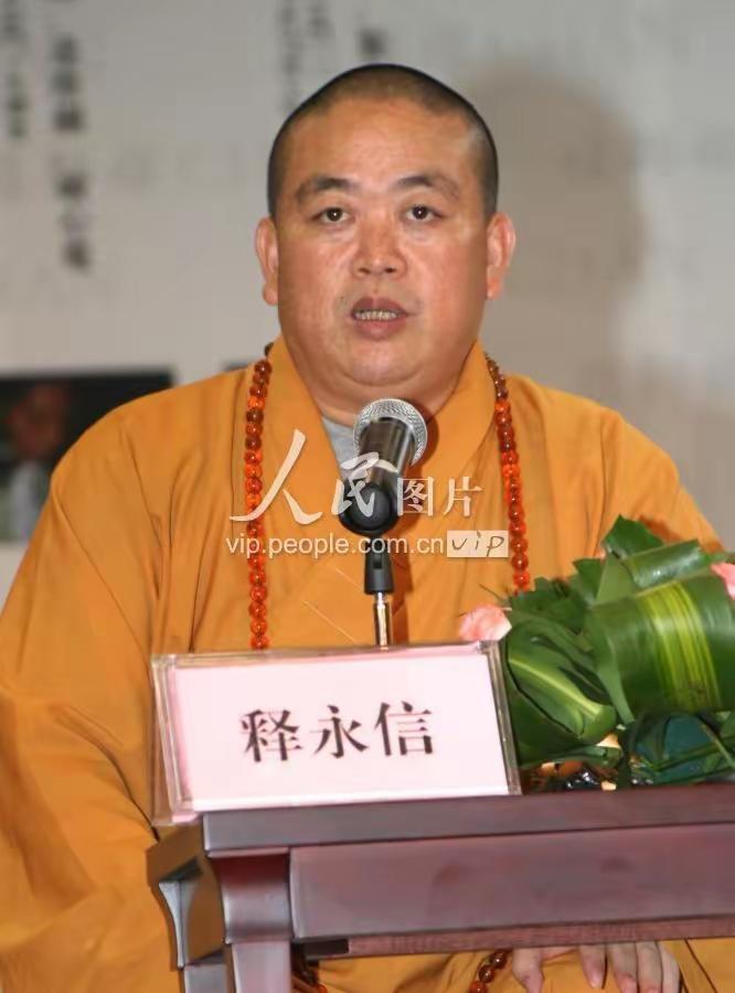 还是男人更懂男人。
看到释永信被判了24年，
我老公说: 释永信这个人，就算被判