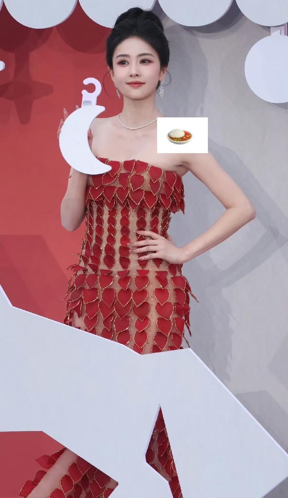白鹿这个造型感觉翻车了，衣服不好看[捂脸]白鹿本身的状态很好，单看脸真的很美，但