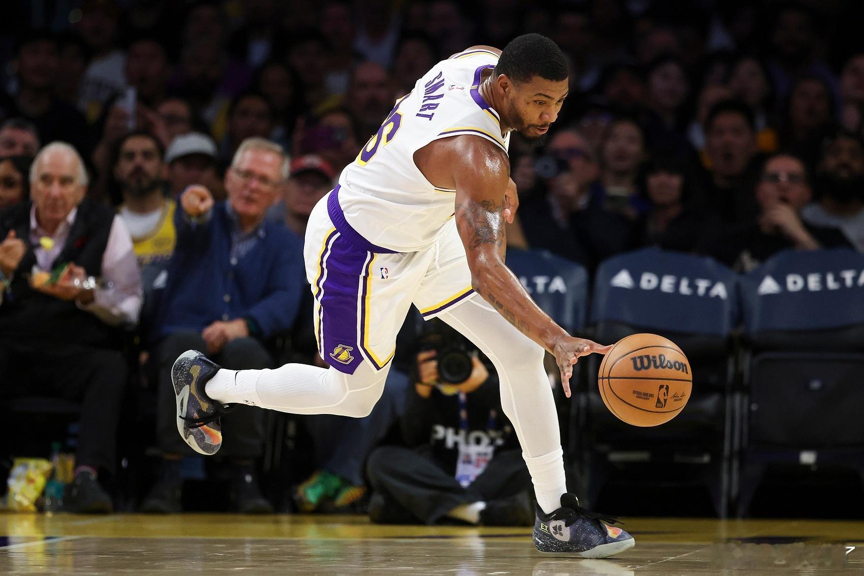 斯玛特：“湖人需要专注于比赛而不是向裁判抱怨”“与其花时间与裁判争论，不如尽快回