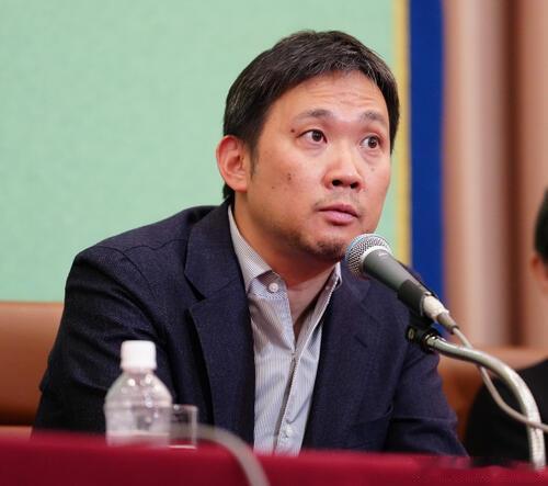 滨口龙介在《突如其来》日本的发布会上提到在法国拍电影最大的好处是有休息时间，而在