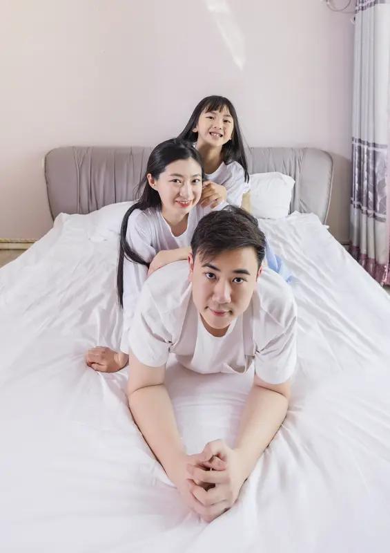 一个家庭里爸爸和妈妈都重要，缺了谁都不行。就像我家，妈妈是生活的贴心管家，每天变