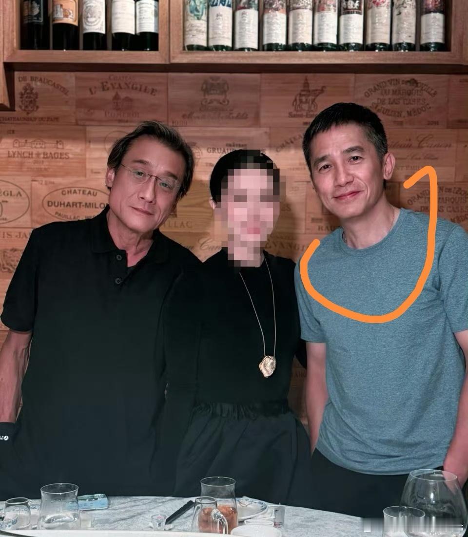 梁朝伟刘嘉玲情侣项链梁朝伟刘嘉玲同款项链 家人们谁懂啊，没想到2025还能吃到梁
