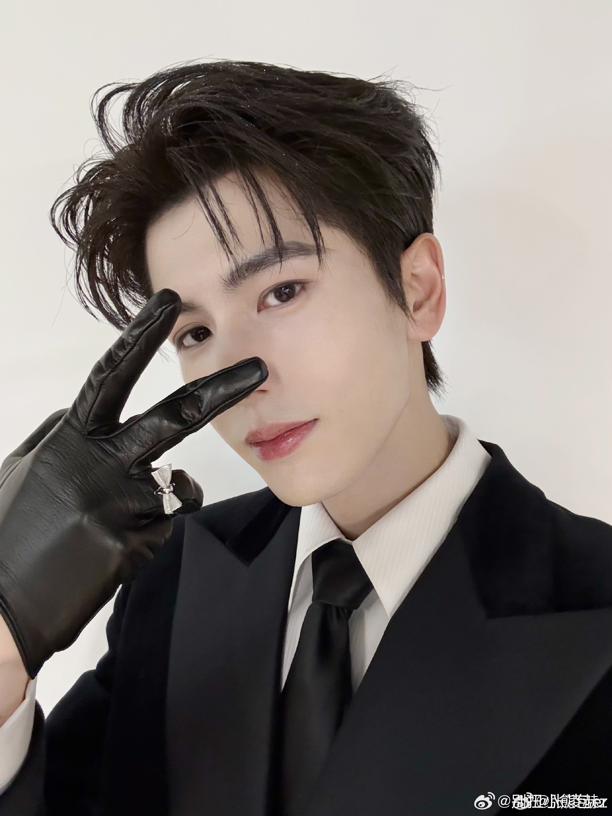 谢征替张凌赫买单第一次见到爱豆用脸帮粉丝买单逐玉26集封神被谢征用脸买单笑到又被