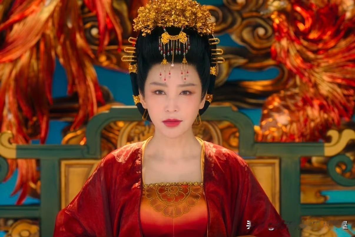 岳丽娜这个演员很奇妙！
法令纹，皮肤松弛，黑眼圈，双下巴。
这些问题，51岁的岳