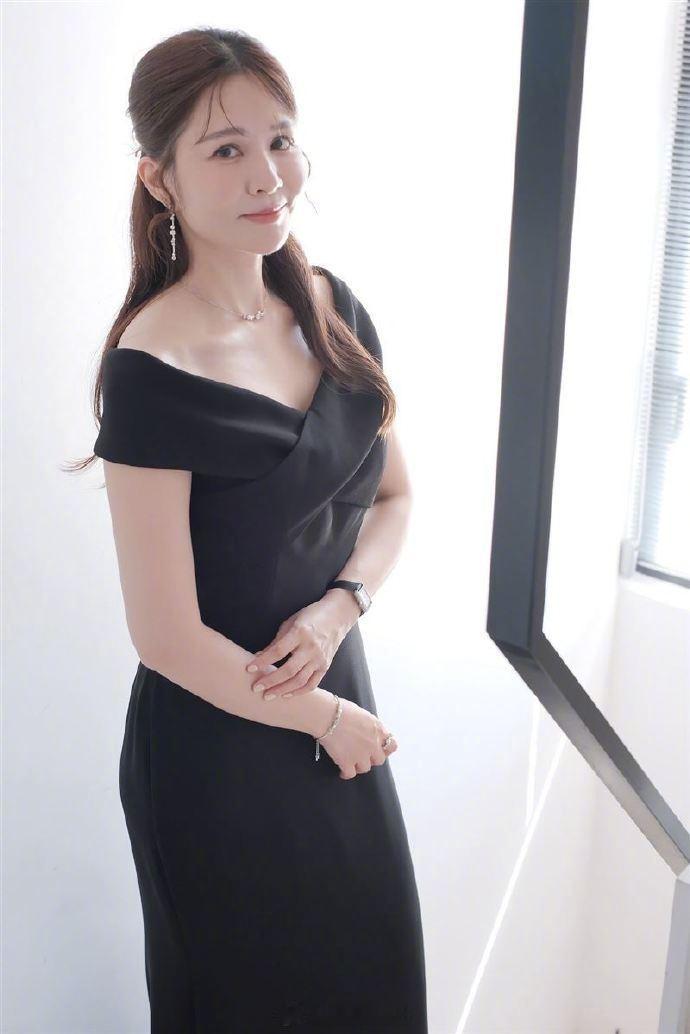 吴怡霈子宫肌腺症术后近况 45岁的吴怡霈勇敢面对子宫肌腺症术后挑战，克服药物引发