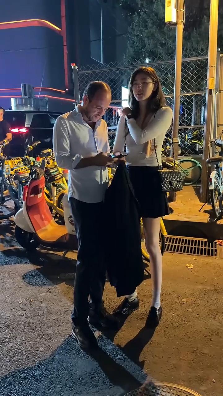 国内街头实拍。要是这样的外形条件放在中国男同胞身上，早就被十八般嫌弃：老、矮、秃
