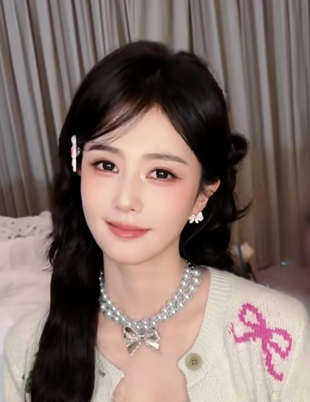 我宣布白鹿就是我心中的白月光
我左看上看下看右看，这个女孩的脸怎么就那么完美～～