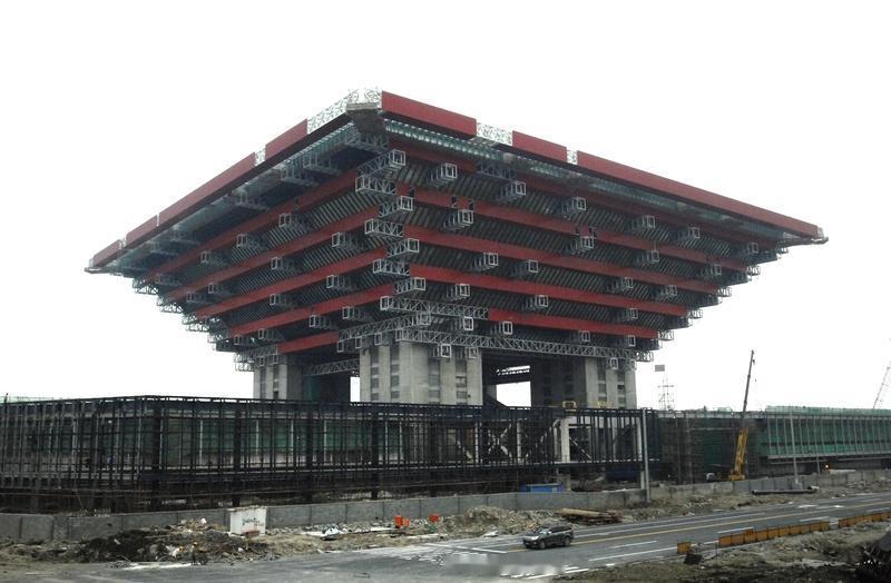 上海世博会中国馆亮点多多。建筑外观以“东方之冠”为构思，国家馆居中升起、层叠出挑