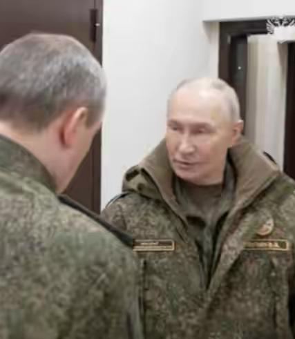 军装之下，是角色从政治运筹向服饰是身份的宣言，说明战场形势对俄罗斯越来越紧张了。