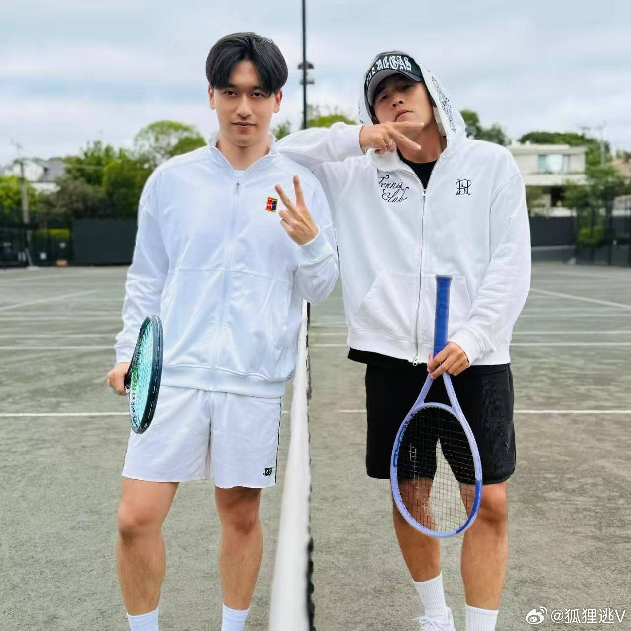 猜个谜语。周杰伦周冠宇打网球周冠宇周杰伦网球场合照打一网球专用术语。 