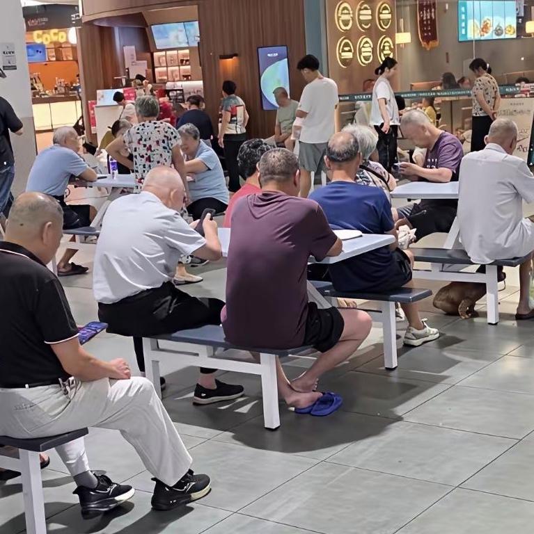 小区快餐店老板快要熬不住了！
 
每天下午两三点，一群老人准时进店，不点任何餐食