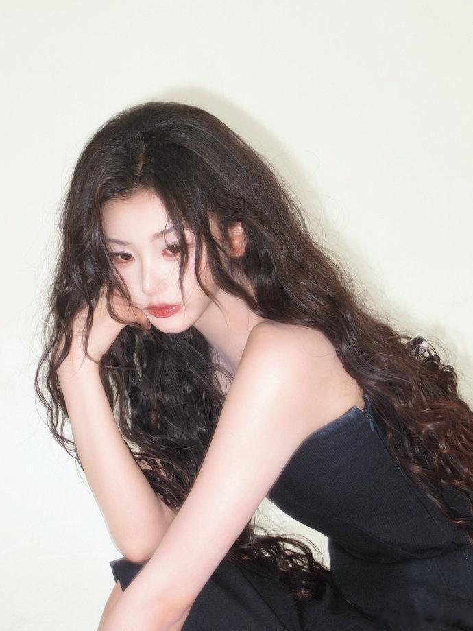 孔雪儿孔雪儿没有强迫症总算读懂留白的独特美感，孔雪儿少放的第十二张图恰到好处，恰