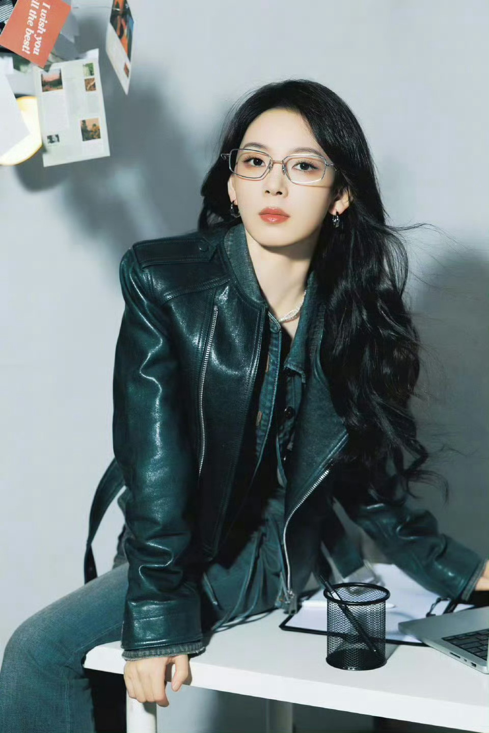 陈瑶对镜练媚骨天生陈瑶在《水龙吟》追剧团中谈及自己的角色西方桃，自己平时会对着镜