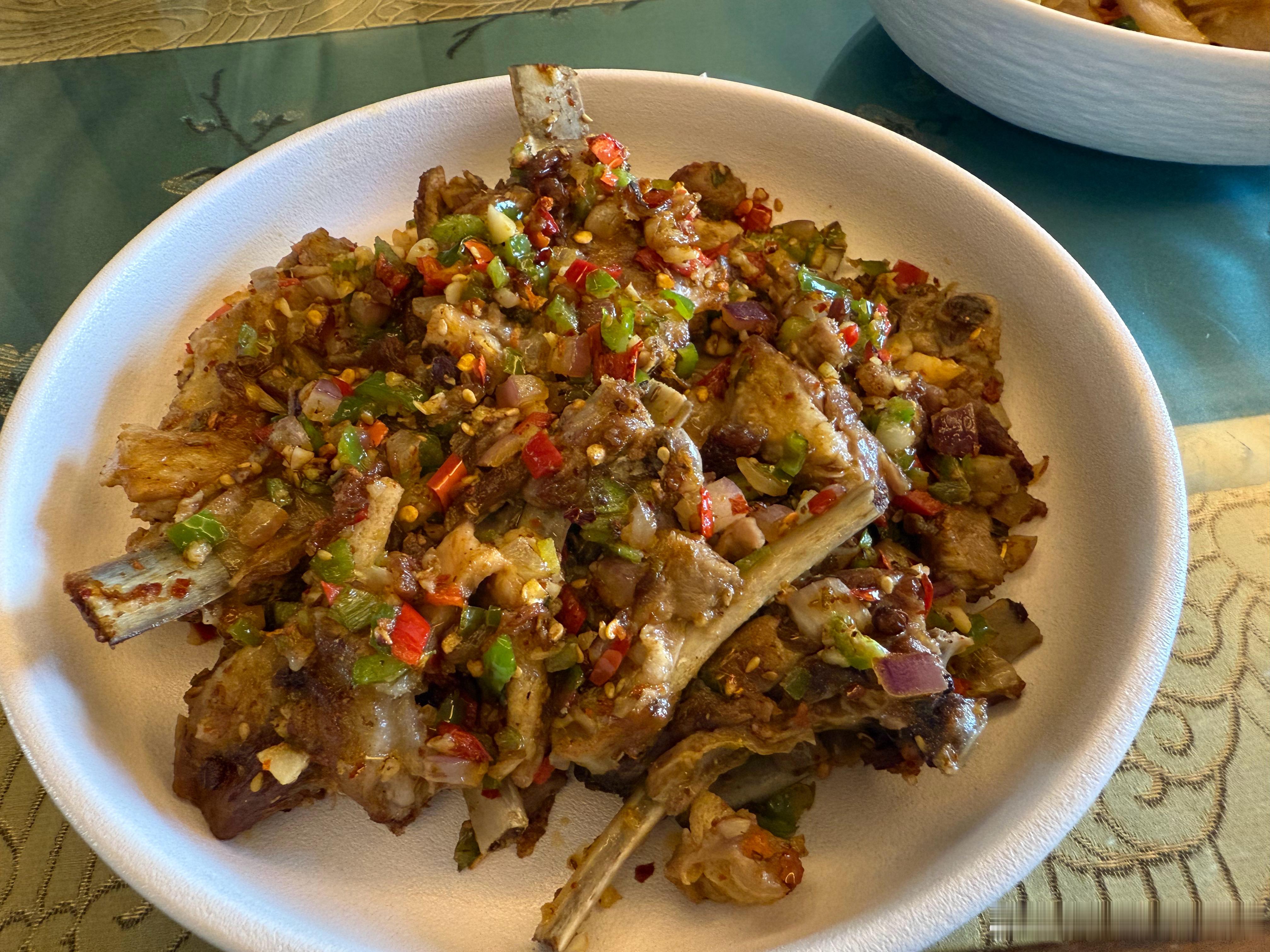 英子的美好生活 最近做的美食：油泼面  炒凉皮  炒羊排黑胡椒牛肉粒  门钉肉饼