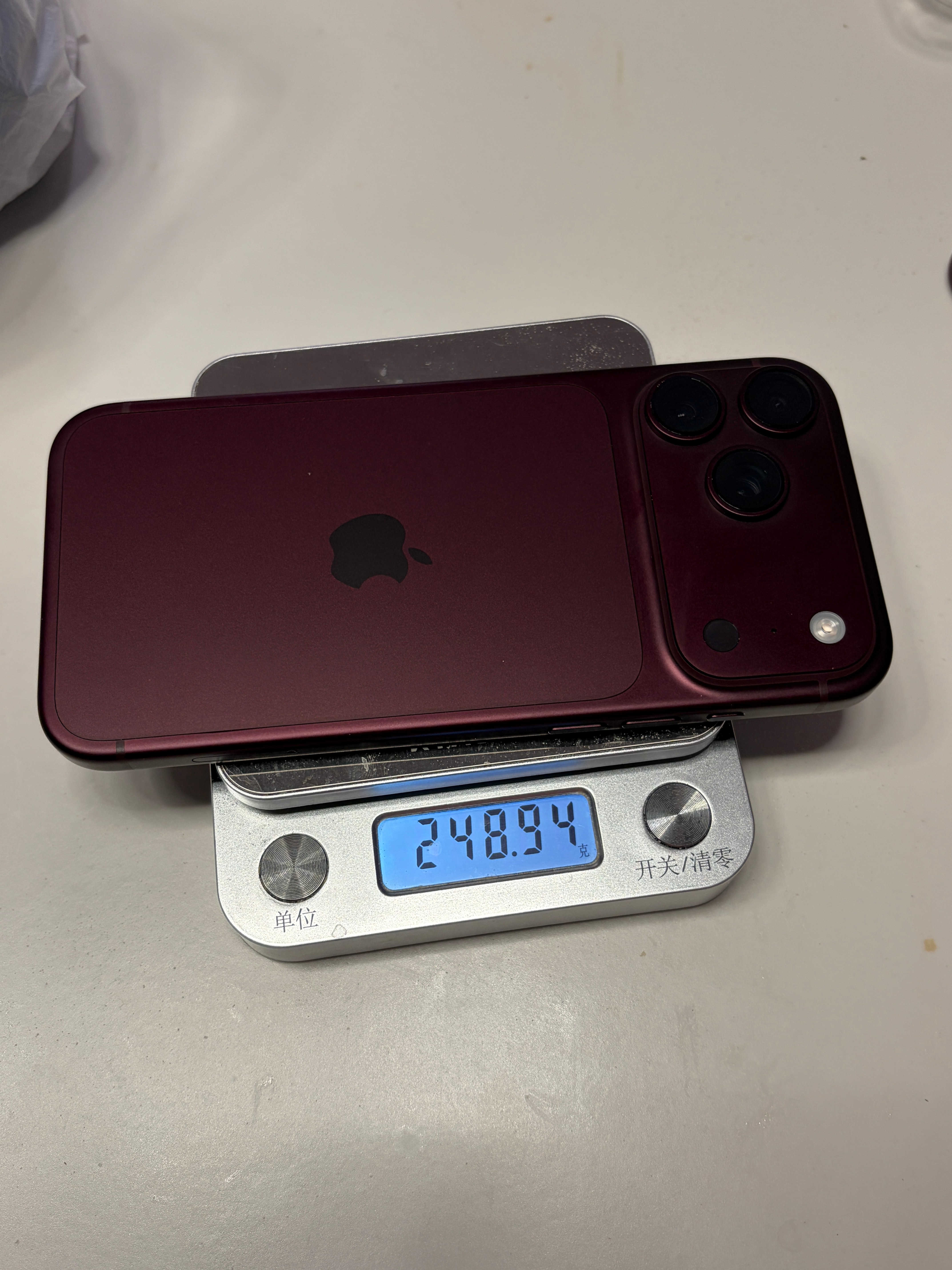 果子的官网数据还是标得非常实诚的，iPhone18ProMax 说是249克，它