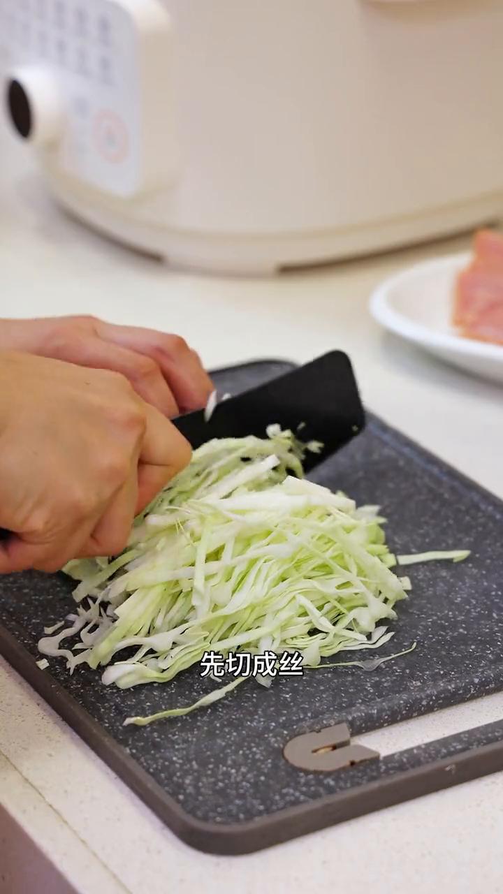 时蔬培根卷饼。
早上花个10分钟能做好的蔬菜卷饼，我家弟弟每次都能吃两三个，有时