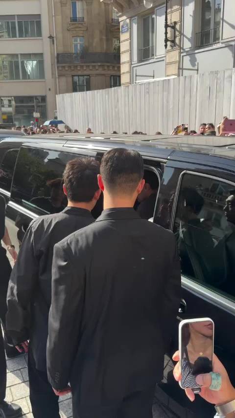 赵雨凡马丁出镜Saint Laurent 2027春夏男装秀媒体直拍！两位COR