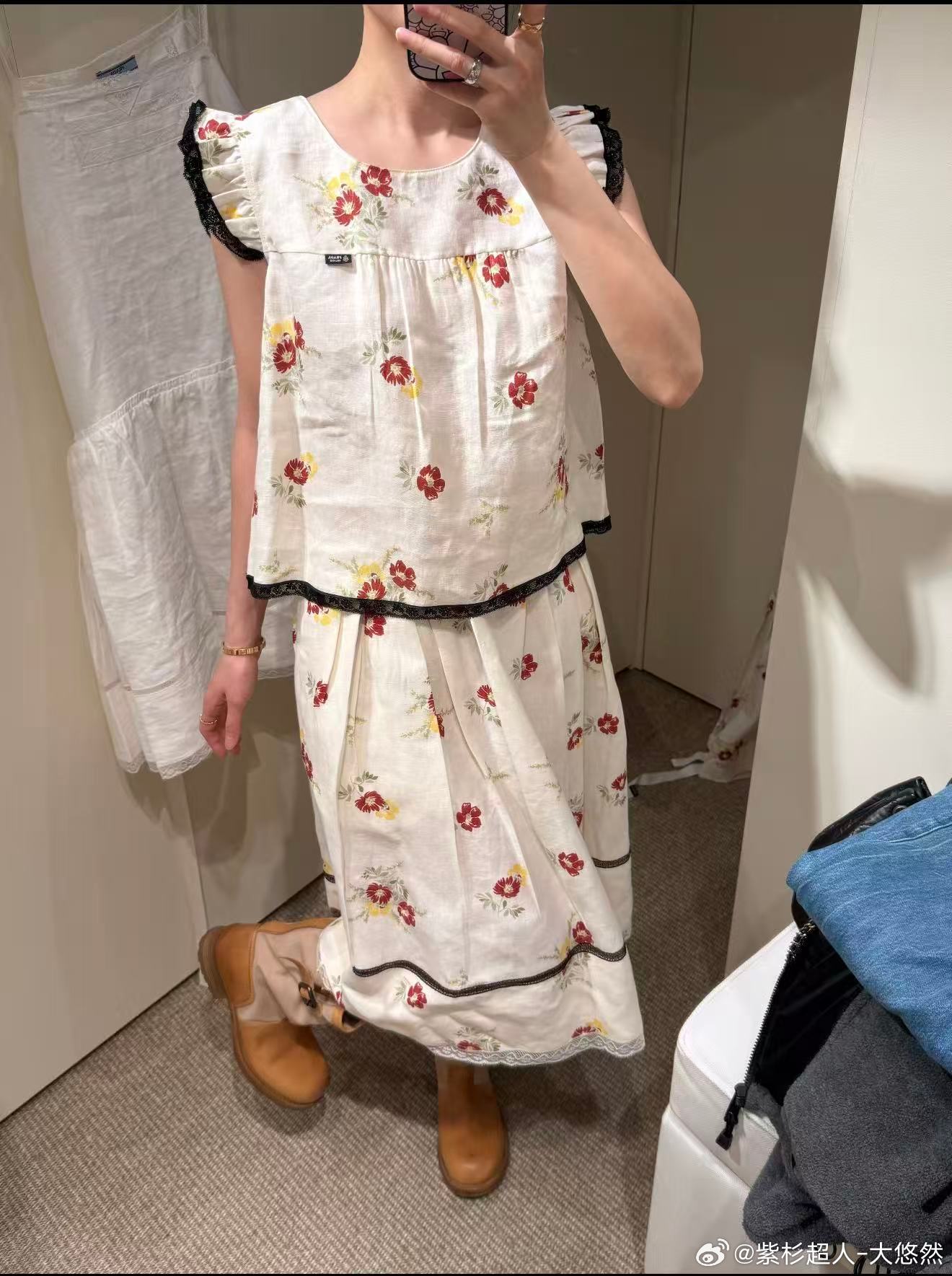 Prada 碎花蕾丝边短袖，➕半裙 轻薄棉质面料，红黄花卉图案+黑色蕾丝边，宽松