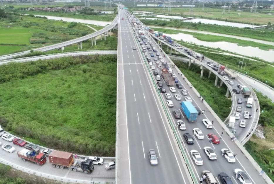 发现了吗？现在的高速服务区很多人下车就是去加个油，上个厕所，洗把脸，接杯开水，很