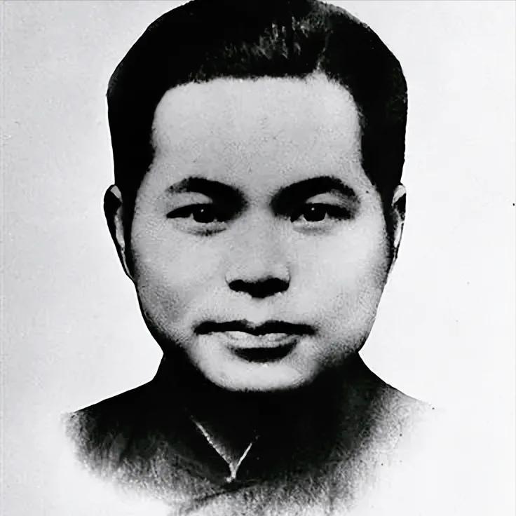 1946年，国军少将趁着夜色，闯进了一个地下党员家里，他用枪顶着地下党员的脑袋，